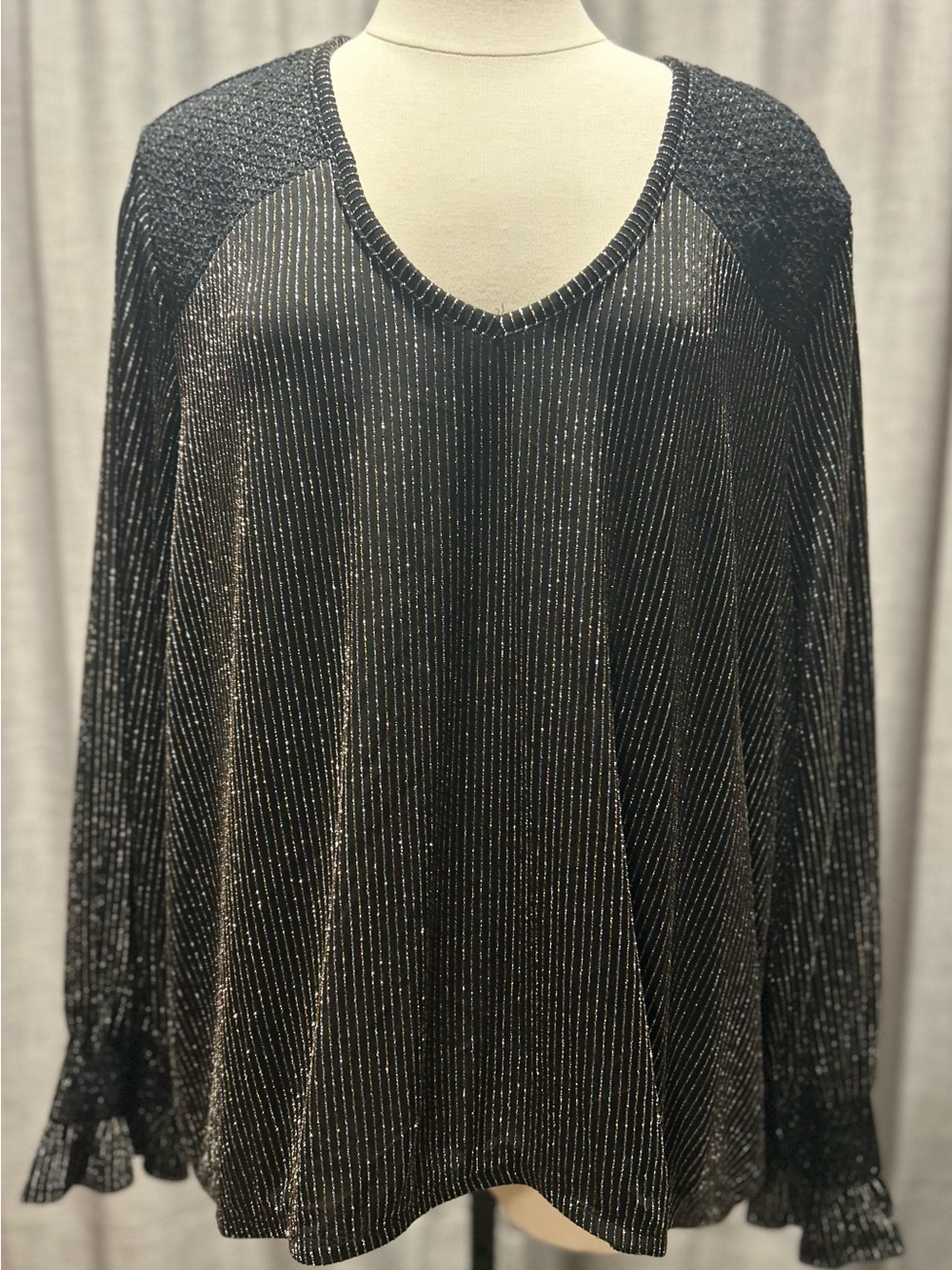 Carmen Marc Valvo Black Metallic Pinstripe V-Neck Long Sleeve Top
